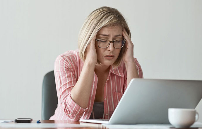 Gestresste Frau am PC