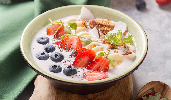 Schüssel mit Joghurt und Obst