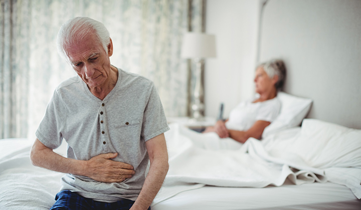 Senior mit Darmproblemen im Alter