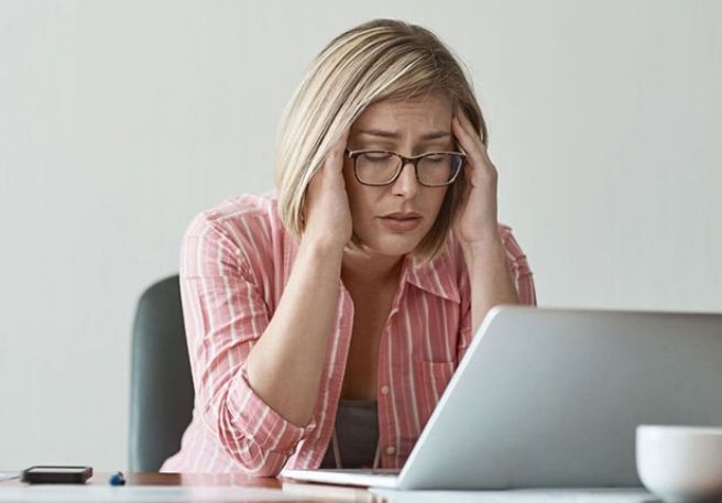 Gestresste Frau am PC